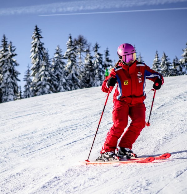 Skikurs mit Erwachsenen in der Gruppe auf den Pisten von Snow Space Salzburg