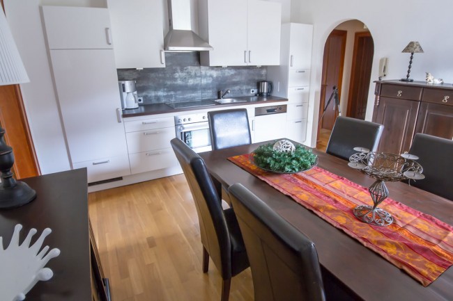 Wohn-Ess-Küche in den Appartements by Maier