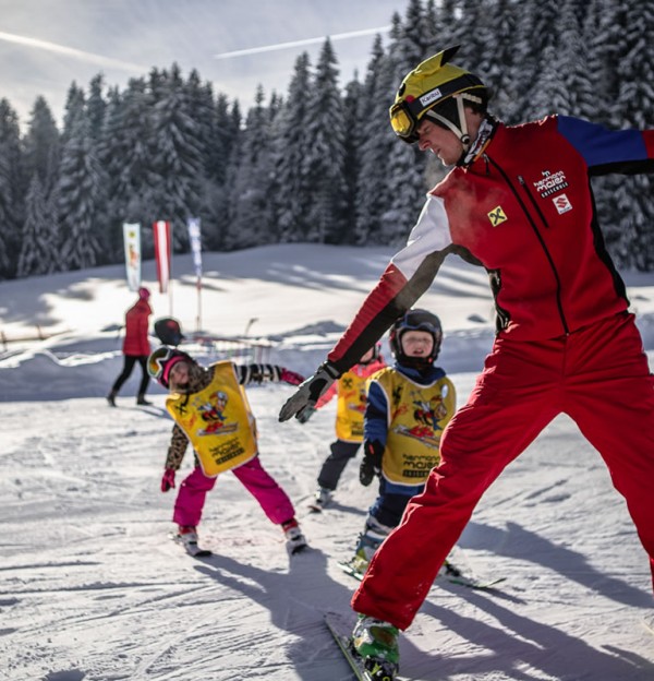Spaß im Kinderskikurs mit ausgebildeten Skilehrerinnen und Skilehrern