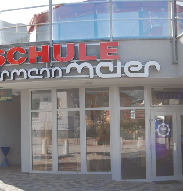 Eingang Hauptbüro an der Talstation Gondelbahn Achterjet in Flachau