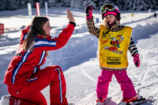 Skilehrerin mit Skischulkind