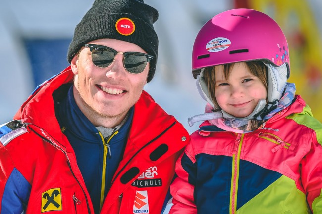 Skilehrer und Skischulkind im Kinderland