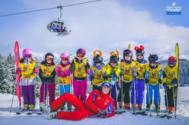 Gruppenfoto eines Kinderskikurses der Skischule Hermann Maier