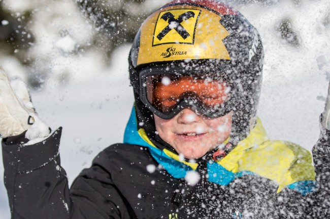 Glückliches Kind beim Skifahren in Flachau