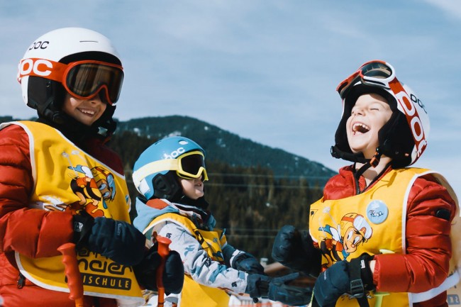 Kinder beim Skikurs auf der Übungspiste in Flachau