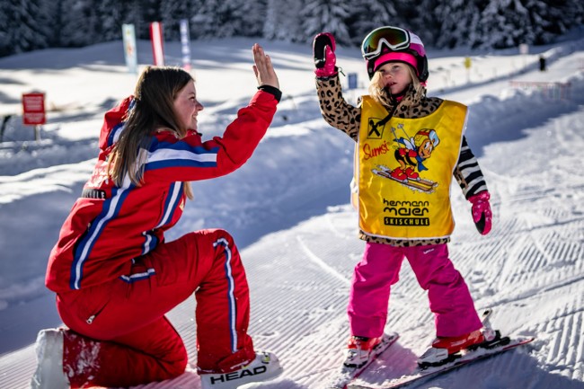 Skilehrerin mit Skischulkind