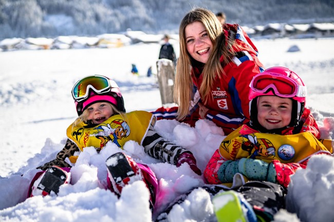 Kinder rasten im Schnee