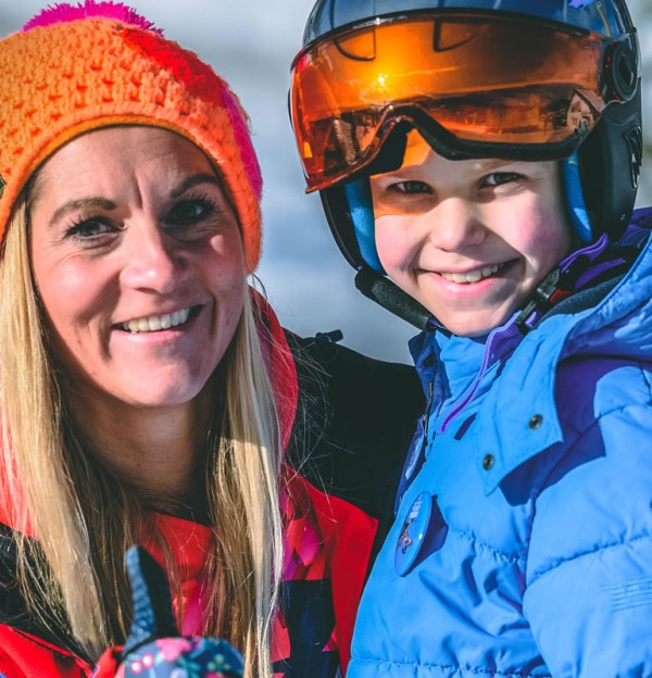Gemeinsam Spaß haben im Kinderskikurs